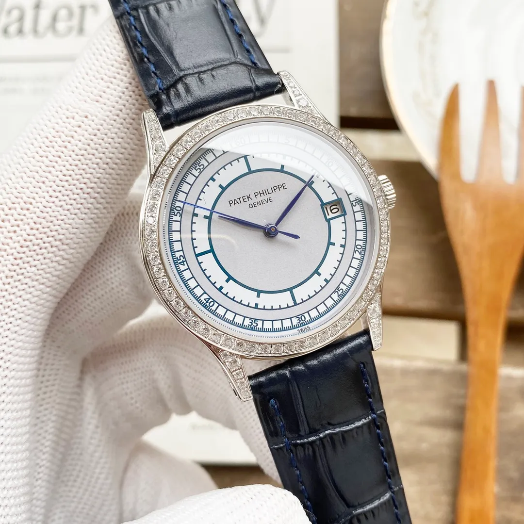 【Top replica】💰3500! Patek Philippe Classic Watch Series——5296. Platinum V8 upgraded version! [Details are upgraded as follows] Using the finest diamonds, luxury diamonds, the watch size is 38mmX9mm, thin and quality 1. Improve the details of the case, improve the polishing quality, and exclusively restore the perfect proportions and unique texture of the genuine product. 2. The scales and hands are enhanced with the latest precious metal plating technology, which makes the effect even better! 3. "Pot lid type" slightly convex sapphire watch mirror, the shape is consistent with the original product, the effect is transparent, and the time is clear. [Leading the era of all-in-one computers] Using a customized version of Cal.9015 - thinner, more stable, and more like. [Strap] Classic Italian calfskin strap with clear texture and high quality. The pin buckle is polished neatly and brightly, and it is universal and original without any pressure. So noble, classic and timeless, once you have it, there is nothing else to ask for.